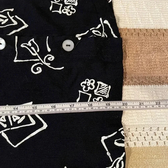 VINTAGE Notations button up crop top with black and white graphic print. - Picture 8 of 10